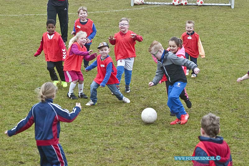 160306528 - kopie.jpg - DORDRECHT - Op zondag 6 maart 2016 was het aan de Reeweg-oost bij voetbalveringing DFC Super Sunday.Deze dag was niet alleen voor alle jeugdleden, maar ook voor niet leden , zowel jongens als meisjes.Een selectie spelers van FC Dordrecht gingen deze dag begeleiden en zij hebben training gegeven. Ook de selectie van DFC , onder leiding van hoofdtrainer Danny Slegers was deze dag aanwezig zijn om de trainingen te geven.Dfc spreekt van een geslaagde sportieve dag voor jong en oud.Deze digitale foto blijft eigendom van FOTOPERSBURO BUSINK. Wij hanteren de voorwaarden van het N.V.F. en N.V.J. Gebruik van deze foto impliceert dat u bekend bent  en akkoord gaat met deze voorwaarden bij publicatie.EB/ETIENNE BUSINK